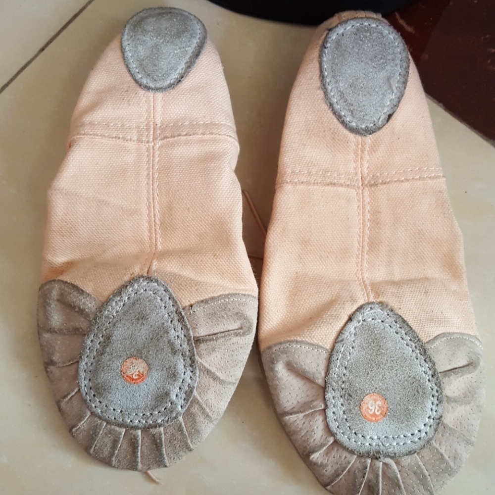 Slippers - Picture 2 of 3